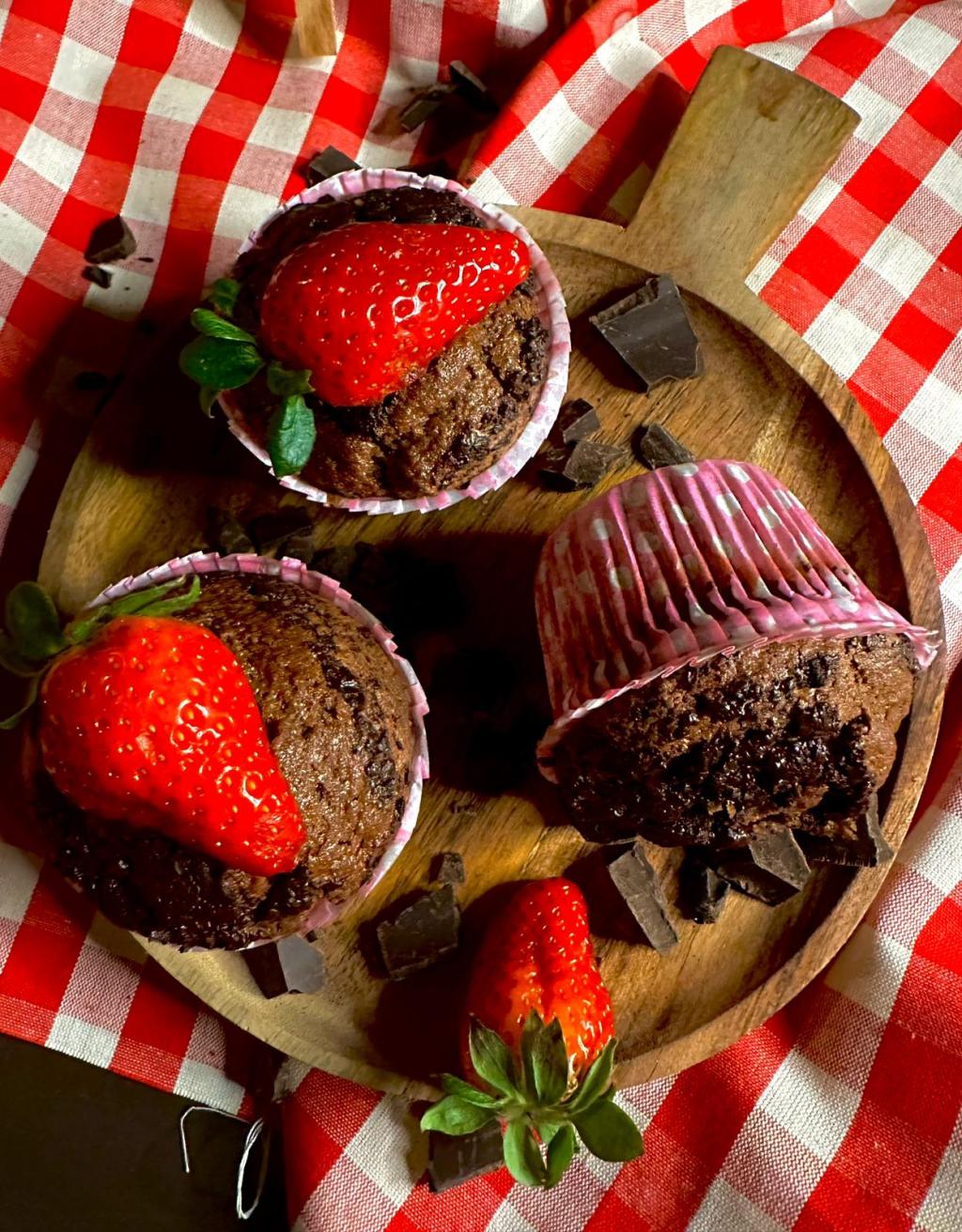 Muffin al cioccolato con cuore di&nbsp;fragola