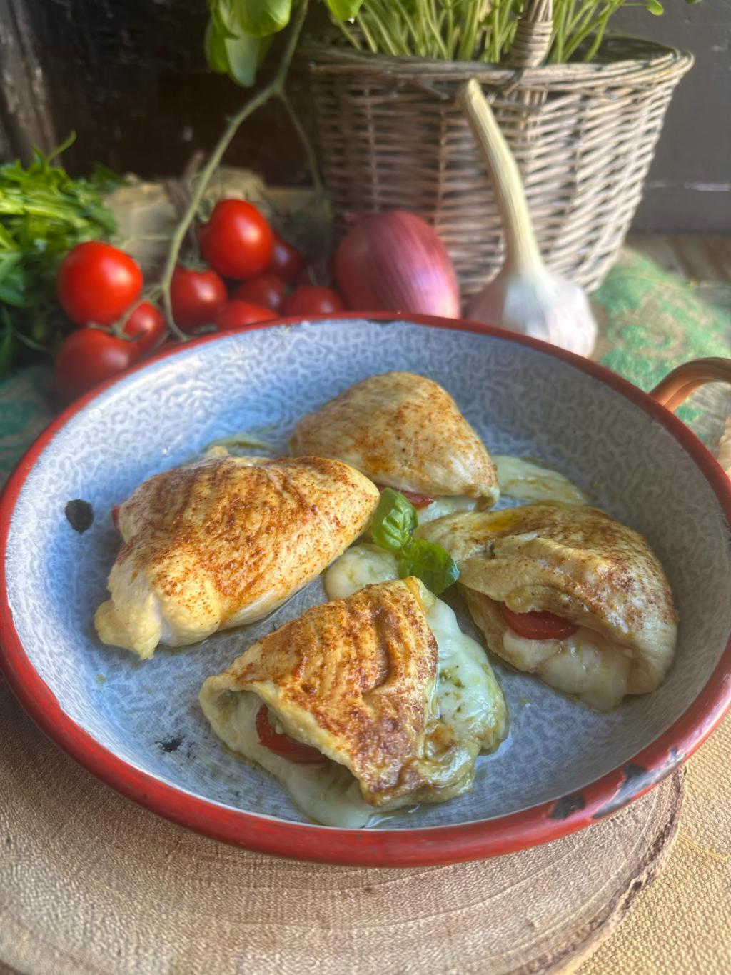 Involtini di Pollo al Pesto con Provola, Pomodorini e Olio alla&nbsp;Paprika