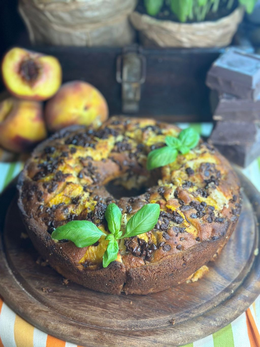 Ciambellone soffice con pesche e gocce di&nbsp;cioccolato