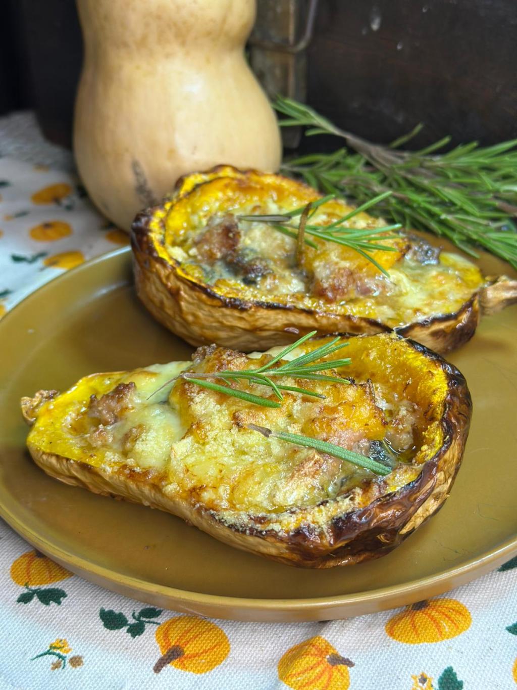 Zucca ripiena con gorgonzola, brie e&nbsp;salsiccia