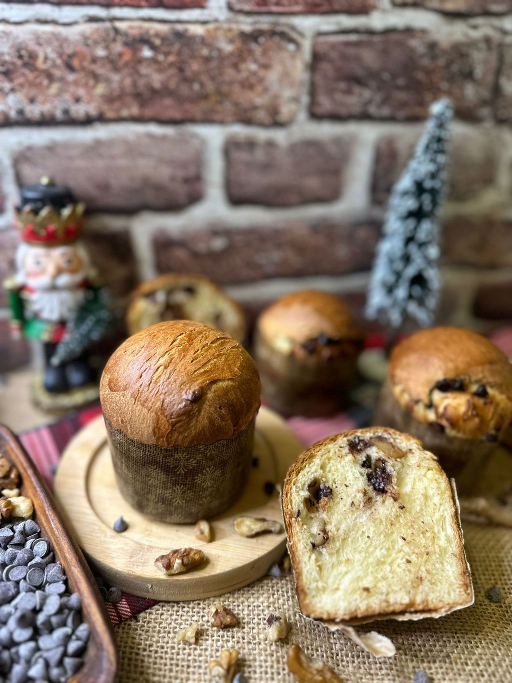 Mini Panettoncini con Noci e Gocce di&nbsp;Cioccolato